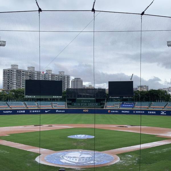 中職 / 大雨就要開始不停的下 新莊球場台鋼富邦戰宣布延賽